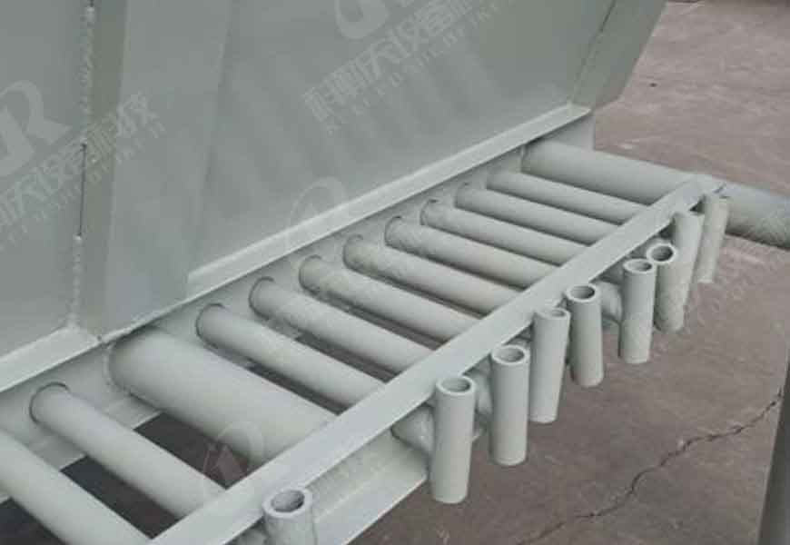 Anti-blocking belt feeder for large silo